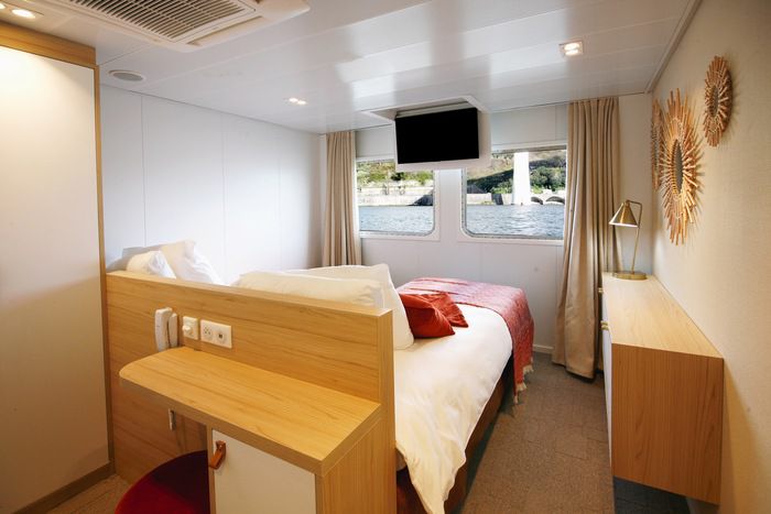 Main Deck 2 Adjustable Twin Beds Cat A